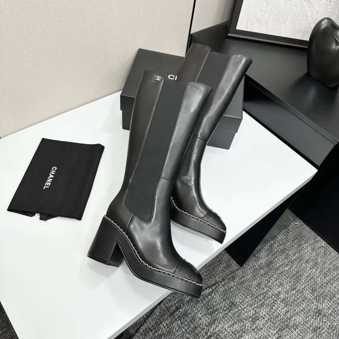 👟👟Ex-factory price 960👟👟 CHANEL Xiaoxiang 2024 autumn and winter sheepskin boots high boots knight boots The version is also the basic version of the Martin boots, neat and handsome. The upper is made of cowhide, super soft against the skin, wide and full, handsome and comfortable. The lining is soft water-dyed cowhide. The sole is original rubber outsole. Exclusive top quality 35-39. 40 customized